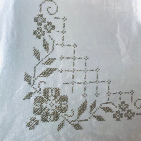 Tablecloth Vintage Cotton Cross Stitch 46'' x 50" - Picture 4 of 5